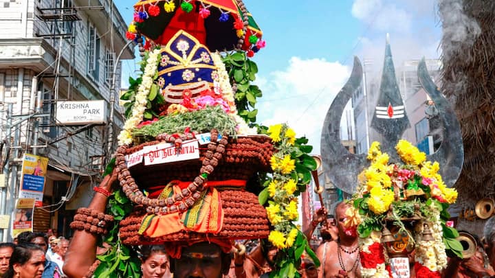 শ্রাবণ মাসে শিব ধ্যানমগ্ন রূপ থেকে সচেতন রূপে ফিরে আসেন বলে মনে করেন অনেক ভক্ত। তাই সবাই এই মাসটির জন্য অধীর আগ্রহে অপেক্ষা করেন। জ্যোতিষীরা বলছেন এই বছর শ্রাবণ মাসে অত্যন্ত দুর্লভ যোগ তৈরি হচ্ছে যা এই মাসের গুরুত্ব আরও বাড়িয়ে দিয়েছে।(ছবি সৌজন্য- পিটিআই)
