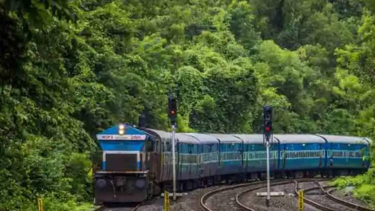 Konkan Railway express trains cancelled trains express trains diverted to other routes on konkan railway route Konkan Railway: कोकण रेल्वेच्या कोणत्या गाड्या रद्द, कोणत्या गाड्या पर्यायी मार्गाने वळवल्या? जाणून घ्या सविस्तर तपशील