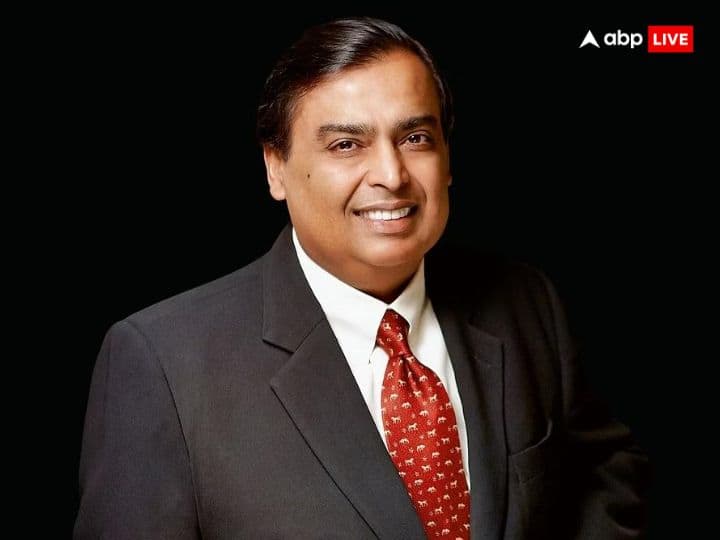 देश के सबसे बड़े उद्योगपति मुकेश अंबानी के छोटे बेटे अनंत अंबानी का विवाह राधिका मर्चेंट के साथ 12 जुलाई 2024 को संपन्न हुआ. विवाह के दौरान मुकेश अंबानी भी भावुक नजर आए और उन्होंने नवदंपति को सुखी वैवाहिक जीवन का आशीर्वाद देते हुए सनातन विवाह के महत्व बताए.