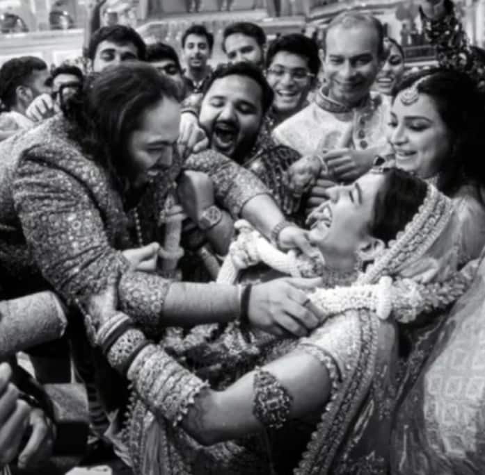 ये तस्वीर अनंत और राधिका की वरमाला के समय की है. इस दौरान अनंत को उनके दोस्तों ने गोदी में ऊपर उठा लिया था. जिसके बाद लड़कीवालों ने भी राधिका को कुर्सी सहित ऊपर उठा लिया था. बाद में अनंत ने राधिका को इस तरह वरमाला पहनाई थी.