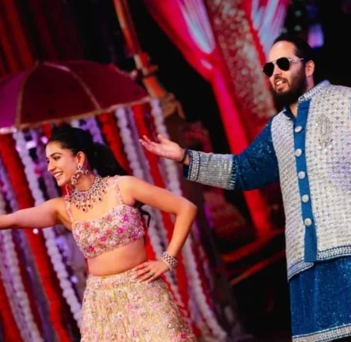 ये तस्वीर अनंत और राधिका के संगीत फंक्शन की है जिसमें दुल्हनिया राधिका अपने दूल्हे राजा संग डांस करती नजर आ रही हैं.