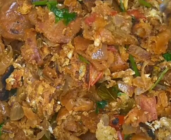 தேவையான பொருட்கள் : எண்ணெய், இலவங்கப்பட்டை, கிராம்பு, ஏலக்காய், வெங்காயம் - 1 , பச்சை மிளகாய் - 2 , இஞ்சி பூண்டு பேஸ்ட் - 1/4 தேக்கரண்டி, தக்காளி - 2 , மஞ்சள் தூள் - 1/4 தேக்கரண்டி, மிளகாய் தூள் - 1 தேக்கரண்டி, உப்பு, முட்டை - 5 , கொத்தமல்லி இலைகள், மிளகுத்தூள் - 1/4 தேக்கரண்டி
