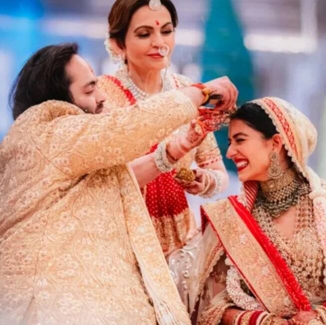 ये तस्वीर सिंदूरदान रस्म की है. अनंत अपनी दुल्हनिया राधिका की मांग में सिंदूर भरकर उन्हें हमेशा के लिए अपनी बनाते हुए नजर आ रहे हैं. तस्वीर में नीता अंबानी भी नजर आ रही हैं.