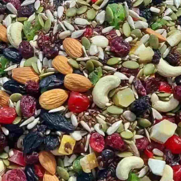 ਸੁੱਕੇ ਮੇਵੇ ਵਿੱਚ ਸਿਹਤਮੰਦ ਚਰਬੀ ਅਤੇ ਐਂਟੀਆਕਸੀਡੈਂਟ ਹੁੰਦੇ ਹਨ। ਇਨ੍ਹਾਂ ਨਾਲ ਪੂਰਾ ਸਰੀਰ ਬੀਮਾਰੀਆਂ ਤੋਂ ਬਚਿਆ ਰਹਿੰਦਾ ਹੈ। ਹਾਲਾਂਕਿ, ਭਿੱਜੇ ਹੋਏ ਅੰਜੀਰ, ਬਦਾਮ, ਅਖਰੋਟ ਅਤੇ ਕਿਸ਼ਮਿਸ਼ ਖਾਣਾ ਜ਼ਿਆਦਾ ਫਾਇਦੇਮੰਦ ਮੰਨਿਆ ਜਾਂਦਾ ਹੈ।