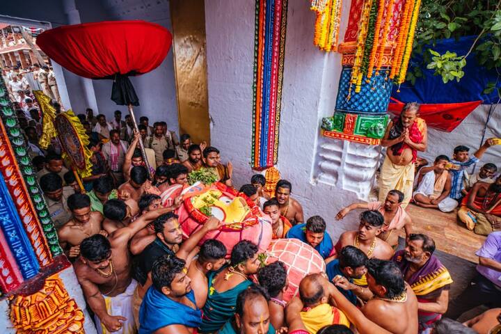 সোমবার রাতে শ্রী মন্দিরের সিংহদুয়ারে থাকবেন জগন্নাথ দেব, ভগবান বলরাম এবং দেবী সুভদ্রা। ১৭ জুলাই রথের উপরেই হবে একটি বিশেষ প্রথা। তার নাম সোনাবেশ। সেটি দেখার জন্যও উপচে পড়বে ভিড়।