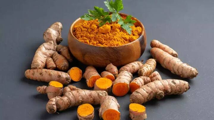 Reduces inflammation - Curcumin present in turmeric has anti-inflammatory properties, which helps in reducing inflammation in the body. Inflammation gradually affects the body tissues, causing pain. Curcumin reduces inflammation and relieves pain. It can be effective in reducing inflammation caused by joint pain.