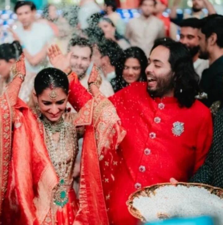 ये तस्वीर विदाई के समय की है. इसमें राधिका चावल फेंकने की रस्म निभाती नजर आ रही हैं. अनंत और राधिका सेम कलर के आउटफिट में ट्वीनिंग करते हुए बेहद खुश नजर आ रहे हैं.