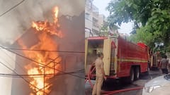 मयूर विहार के यूनिफॉर्म शॉप और कैफे में लगी भीषण आग, दमकलकर्मी घायल