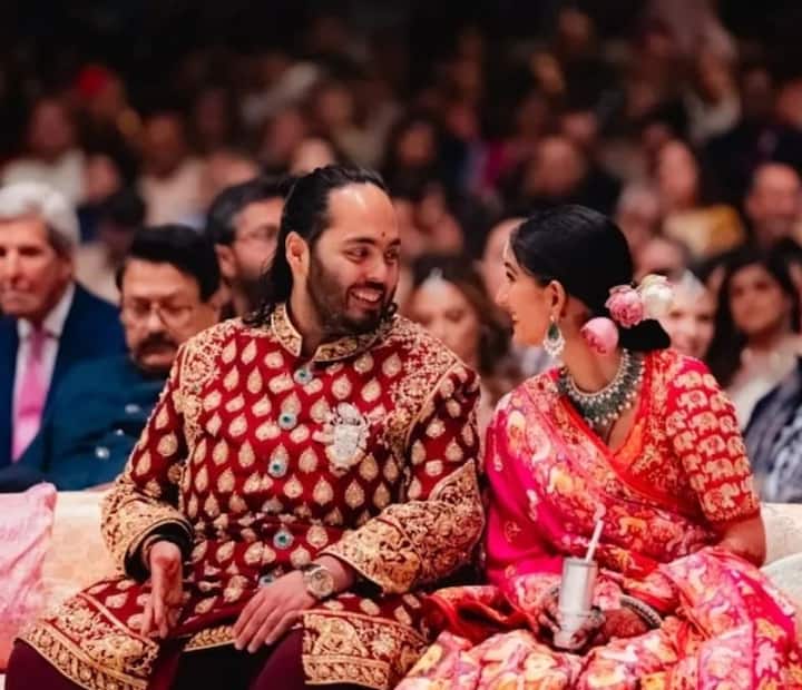 इस तस्वीर को देखकर कहा जा सकता है कि अनंत और राधिका शादी कर कितने खुश हैं. दोनों एक दूसरे से नजरें नहीं हटा पा रहे हैं.