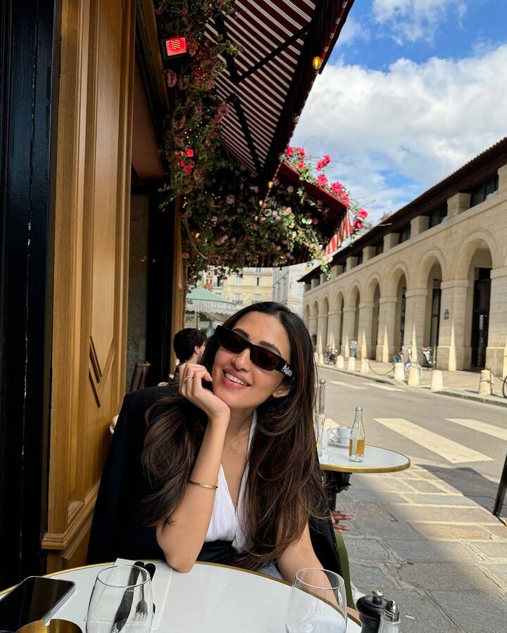 పారిస్ వీధుల్లో చక్కర్లు కొడుతున్న నేహా శెట్టి తన ఫోటోలను సోషల్ మీడియాలో ఎప్పటికప్పుడు అప్డేట్ చేస్తున్నారు. ఆ షేడ్స్ చూశారా? అదేనండీ... కళ్లకు పెట్టుకున్న చలువ అద్దాలు ఎంత బావున్నాయో!? (Image Courtesy: iamnehashetty / Instagram)