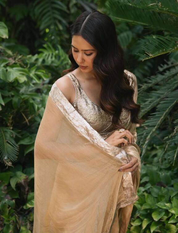 ਦੱਸ ਦੇਈਏ ਕਿ ਸੋਨਮ ਆਪਣੇ ਸੋਸ਼ਲ ਮੀਡੀਆ ਹੈਂਡਲ ਰਾਹੀਂ ਅਕਸਰ ਪ੍ਰਸ਼ੰਸਕਾਂ ਵਿਚਾਲੇ ਐਕਟਿਵ ਨਜ਼ਰ ਆਉਂਦੀ ਹੈ। ਉਸਦੀਆਂ ਤਸਵੀਰਾਂ ਅਕਸਰ ਇੰਟਰਨੈੱਟ ਉੱਪਰ ਛਾਈਆਂ ਰਹਿੰਦੀਆਂ ਹਨ। ਇਸ ਵਿਚਾਲੇ ਅਦਾਕਾਰਾ ਨੇ ਆਪਣੀ ਗੋਲਡਨ ਸਾੜ੍ਹੀ ਵਿੱਚ ਕੁਝ ਖਾਸ ਤਸਵੀਰਾਂ ਸ਼ੇਅਰ ਕੀਤੀਆਂ ਹਨ। ਇਨ੍ਹਾਂ ਉੱਪਰ ਪ੍ਰਸ਼ੰਸਕ ਵੀ ਆਪਣਾ ਪਿਆਰ ਲੁੱਟਾ ਰਹੇ ਹਨ।