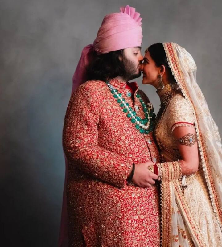 अनंत अंबानी और राधिका मर्चेंट हमेशा हमेशा के लिए एक दूजे के हो गए हैं. कपल की शादी इस सेंचरी की सबसे बड़ी और महंगी वेडिंग रही है. इनकी शादी में बॉलीवुड से लेकर हॉलीवुड, उद्योग जगत और देश- विदेश की राजनीति के तमाम दिग्गजों ने शिरकत की.