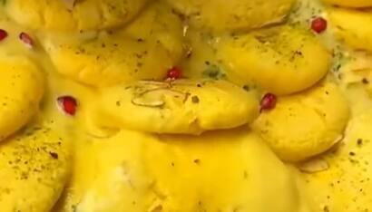 அடுத்தது ஒரு பாத்திரத்தில் பாலை கொதிக்க வைத்து அதில் குங்குமப்பூ சேர்த்து கொதிக்கவிடவும். அதன் பிறகு சர்க்கரை, ஏலக்காய்த்தூள், பிஸ்தா மற்றும் பாதம் நறுக்கி சேர்க்கவும்.