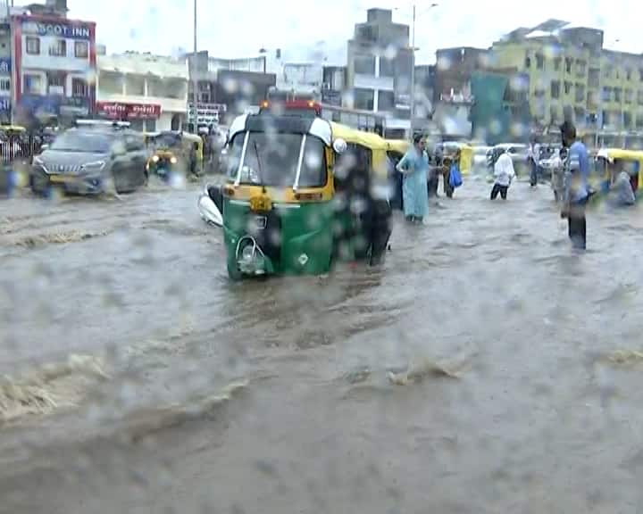 सोमा सेन ने कहा कि मध्य प्रदेश, तेलंगाना, ओडिशा, दक्षिणी छत्तीसगढ़ और आंध्र प्रदेश में भी भारी बारिश होने की संभावना है. इसे लेकर ऑरेंज अलर्ट जारी किया गया है. उत्तराखंड में भी भारी बारिश को लेकर अलर्ट जारी किया गया है.