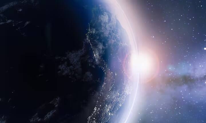 Earth General Knowledge: દરેક વ્યક્તિ જાણે છે કે પૃથ્વી સૂર્યની આસપાસ ફરે છે, પરંતુ શું તમે જાણો છો કે પૃથ્વી કેટલી ઝડપે ફરે છે ? આપણે બધા જાણીએ છીએ કે પૃથ્વી સૂર્યની આસપાસ ફરે છે અને એક ચક્કર 365 દિવસમાં પૂર્ણ થાય છે, પરંતુ બહુ ઓછા લોકો જાણે છે કે પૃથ્વી કઈ ઝડપે ફરે છે?