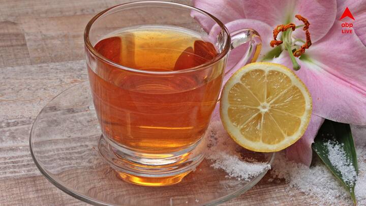 প্রথমে আদা বাদে সব মশলাগুলো একটি কড়াইয়ে ভেজে নিন। এরপর মসলাগুলো গুঁড়া করে নিন। সঙ্গে আদাও নিন। এবার একটি পাত্রে চায়ের পানি বসান। তার মধ্যে অল্প চিনি দিনি। চিনির বদলে সুগার ফ্রিও দিতে পারেন।