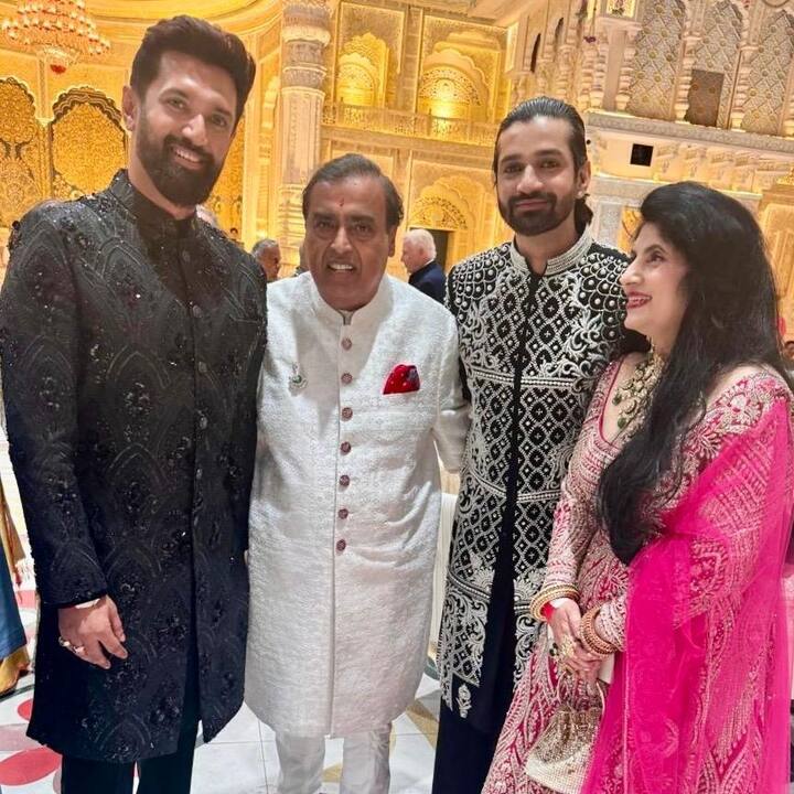 देश के बड़े उद्योगपतियों में से एक मुकेश अंबानी के बेटे अनंत अंबानी और राधिका मर्चेंट की शादी में पीएम मोदी समेत कई खास चेहरे पहुंचे. पीएम मोदी के 'हनुमान' और केंद्रीय मंत्री चिराग पासवान भी शुभ आशीर्वाद समारोह में अपनी मां के साथ पहुंचे.