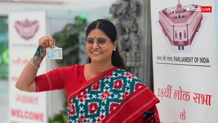 अपना दल (एस) की चीफ अनुप्रिया पटेल ने एनडीए गठबंधन और पीएम मोदी को लेकर बड़ा बयान दे दिया है. इंडियन एक्सप्रेस के एक प्रोग्राम में सवाल का जवाब देते हुए केंद्रीय राज्यमंत्री अनुप्रिया पटेल ने कहा कि हम प्रधानमंत्री नरेंद्र मोदी के बात करने के तरीके में बदलाव देख रहे हैं. अब वह भाजपा के बारे में बात नहीं करते वो कहते हैं कि यह एनडीए है.