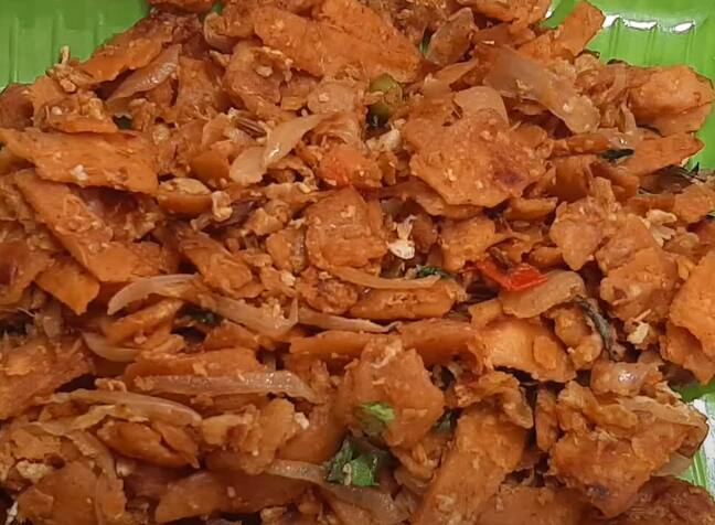 வெங்காயம் பொன்னிறமாக வதங்கியதும், மஞ்சள் தூள், மிளகாய் தூள், உப்பு சேர்த்து கிளறிவிடவும். அதன் பிறகு முட்டையை உடைத்து ஊற்றி கிளறிவிடவும். அதன் பிறகு கொத்தமல்லி இலை மற்றும் மிளகு தூள் சேர்த்து கிளறவும்.