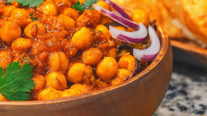 ছবি সৌজন্যে- Pexels। কাবলি চানা হজম করা অন্যান্য ডালের তুলনায় বেশ সমস্যাজনক। এই ডালের মধ্যেও রয়েছে সুগার জাতীয় বেশ কিছু উপকরণ যা হজম করা কষ্টকর। তার ফলে বর্ষার দিনে কাবলি চানা খেলে বদহজম, অ্যাসিডিটি, গ্যাস এইসব সমস্যা হতে পারে।
