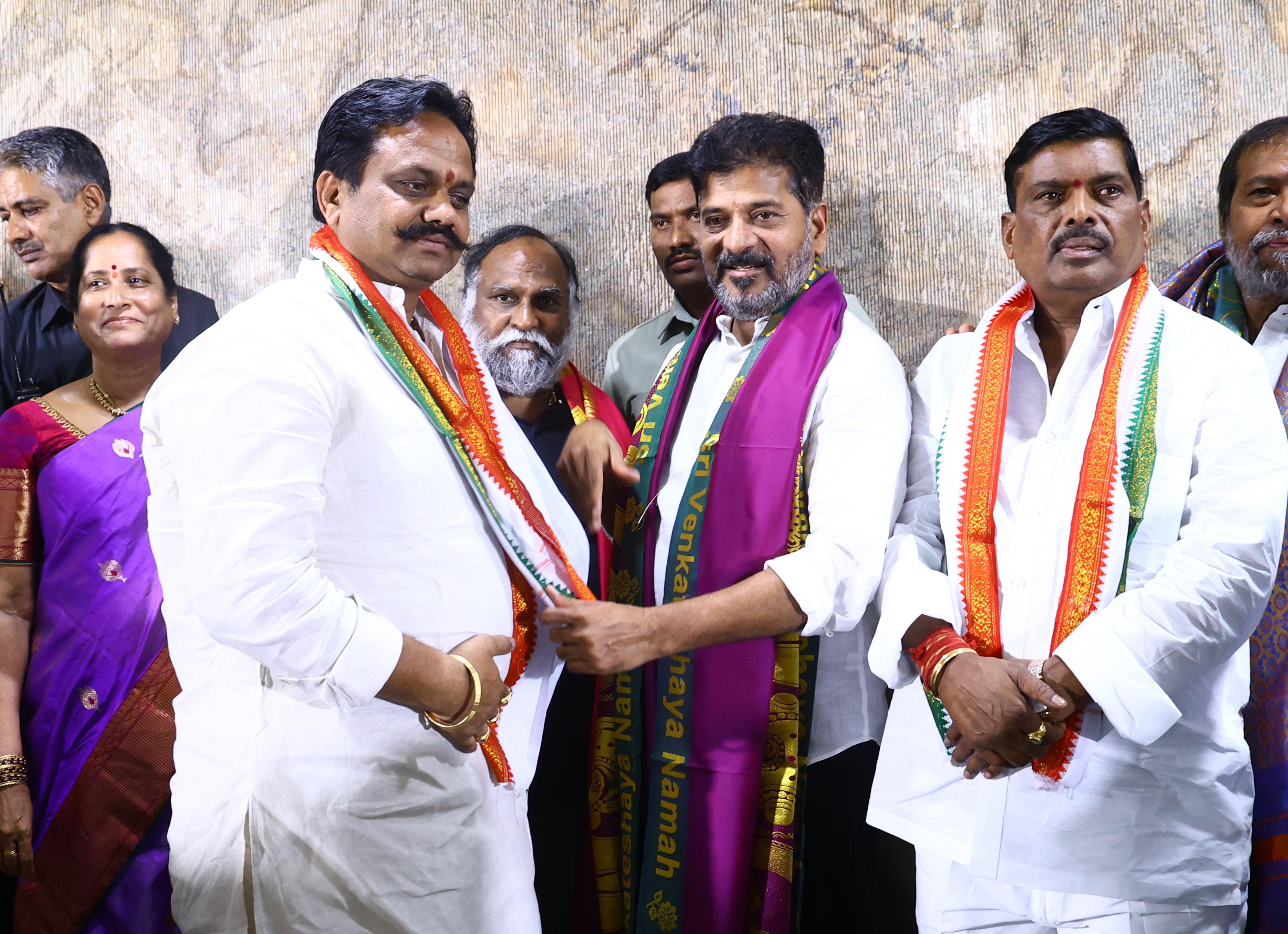 BRS MLA Joins Congress: బీఆర్ఎస్‌కు వరుస షాకులు- కాంగ్రెస్ పార్టీలో చేరిన ఎమ్మెల్యే మహిపాల్ రెడ్డి, పలువురు కార్పొరేటర్లు