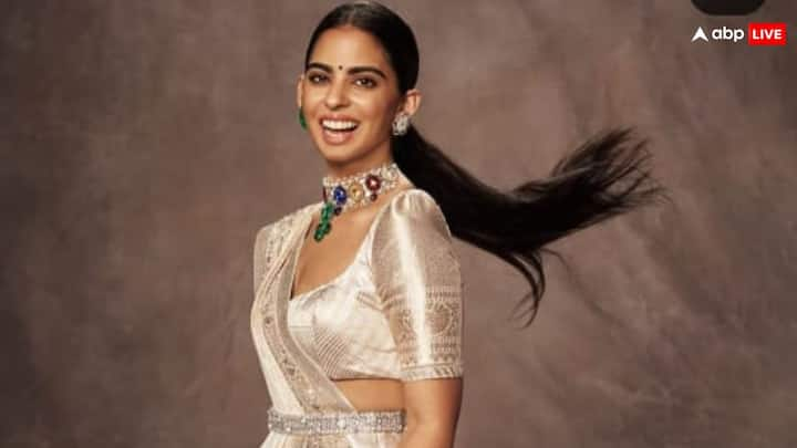 Isha Ambani Look: अनंत अंबानी और राधिका मर्चेंट शादी के बंधन में बंध गए हैं. उन्होंने 12 जुलाई को शादी की. उनकी शादी में ईशा अंबानी के लुक्स भी खूब वायरल हुए.