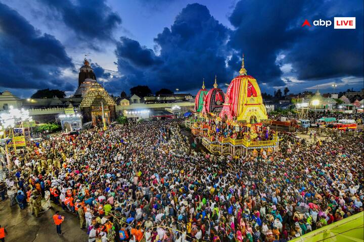 सूत्रों से जो जानकारी मिली है उसके मुताबिक अभी तक कोई भी सांप वहां नहीं दिखाई दिया है. अभी भंडार के बाहरी कक्ष को खोला गया है. जहां आभूषण और कीमती सामान मिले हैं. जिनको मंदिर के अंदर अस्थायी ‘स्ट्रॉन्ग रूम' में रखा गया है.