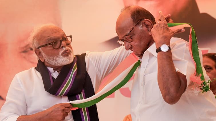 Sharad Pawar first counter question as soon as Chhagan Bhujbal raised the subject after only 15 minutes after one and a half hours What did Bhujbal answer Chhagan Bhujbal : दीड तासांनी अवघी 15 मिनिटे भेट अन् छगन भुजबळांनी विषय काढताच शरद पवारांचा पहिला प्रतिप्रश्न! भुजबळांनी काय उत्तर दिलं?