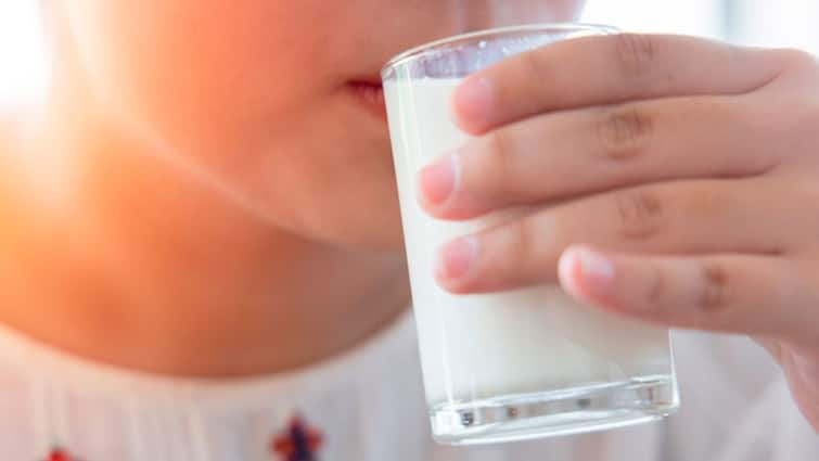 Giving too much milk to children can cause harm What do health experts say ਬੱਚਿਆਂ ਨੂੰ ਭਰ-ਭਰ ਗਿਲਾਸ ਦੁੱਧ ਦੇਣ ਵਾਲੇ ਮਾਪੇ ਸਾਵਧਾਨ! ਹੋ ਸਕਦਾ ਹੈ ਉਲਟਾ ਅਸਰ...