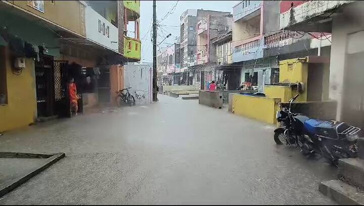 S.G. હાઈવે પર પાણી ભરાયું: શહેરના સૌથી વ્યસ્ત માર્ગોમાંના એક એવા S.G. હાઈવે પર પણ મૂશળધાર વરસાદથી પાણી ભરાયા હતા. સર્વિસ રોડ તો સંપૂર્ણપણે પાણીમાં ગરકાવ થઈ ગયો હતો, જેના કારણે વાહનચાલકોને ભારે મુશ્કેલીનો સામનો કરવો પડ્યો હતો.