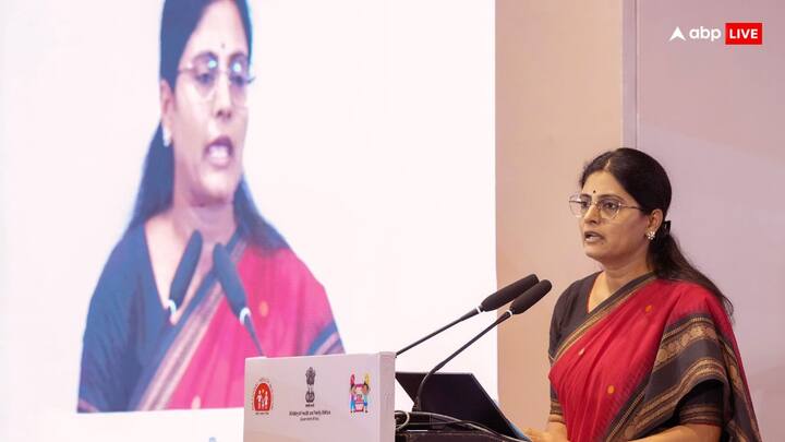 क्या पिछले 10 सालों में ओबीसी दलित और आदिवासियों तक पहुंचने में बीजेपी को जो बढ़त मिली थी, उसे अब चुनौती मिल रही है? इस पर जवाब देते हुए अनुप्रिया पटेल ने कहा कि मुझे खुशी है कि दो बड़ी राष्ट्रीय पार्टियों बीजेपी और कांग्रेस ने महसूस किया कि देश विविधता पूर्ण है. आपको इस विविधता पूर्ण समाज की अपेक्षाओं को पूरा करना होगा. अनुसूचित जनजाति और ओबीसी से मिलकर बनी आबादी का एक हिस्सा जो चाहता है कि उनकी आवाज सुनी जाए.