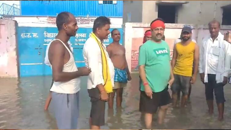 Bihar BJP MLA Vinay Bihari inquired about the condition of flood victims in Bettiah ann Bihar Flood: बीजेपी विधायक विनय बिहारी ने बाढ़ग्रस्त इलाकों का लिया जायजा, घुटने भर पानी में उतरे