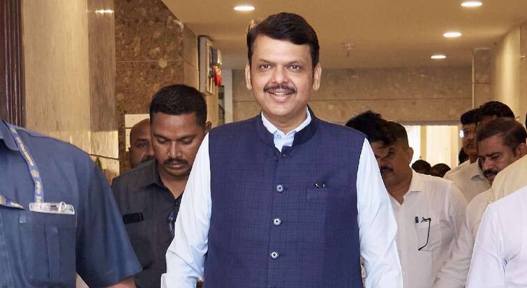 DCM Devendra Fadnavis left for New Delhi possibility of meeting with top bjp leaders in delhi along with cabinet expansion maharashtra marathi news राज्यात पुन्हा एकदा मंत्रिमंडळ विस्ताराचे वारे? उपमुख्यमंत्री देवेंद्र फडणवीस तडकाफडकी दिल्लीसाठी रवाना  