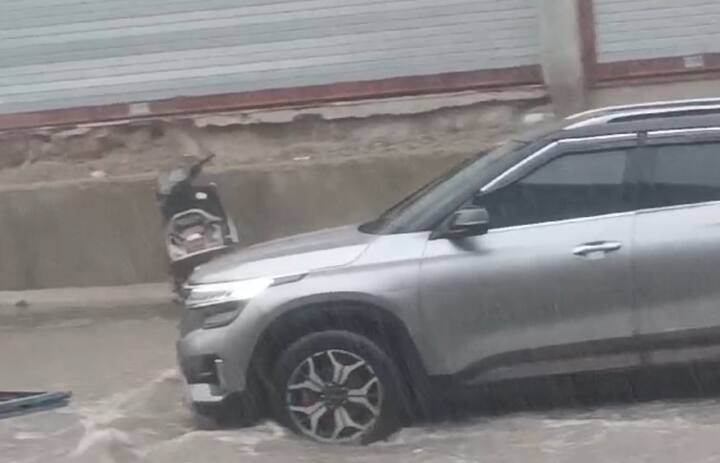 અનેક જગ્યાએ વરસાદી પાણી ભરાતા વાહન ચાલકો પરેશાન થઈ ગયા હતા.