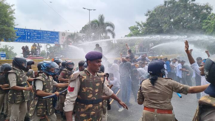 जीतू पटवारी ने कहा कि एनएसयूआई ने छात्रों के हितों को लेकर प्रदर्शन किया। मगर, पुलिस ने आंसू गैस के गोले चलाए, लाठीचार्ज किया और वाटर कैनन का भी प्रयोग किया.