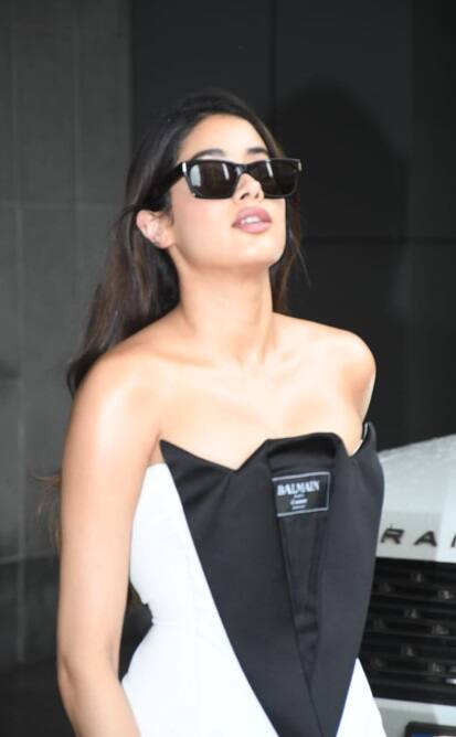 યંગ ગર્લ જ્હાન્વીનો લૉન્ગ વેસ્ટર્ન ડ્રેસમાં ક્યૂટ અંદાજ