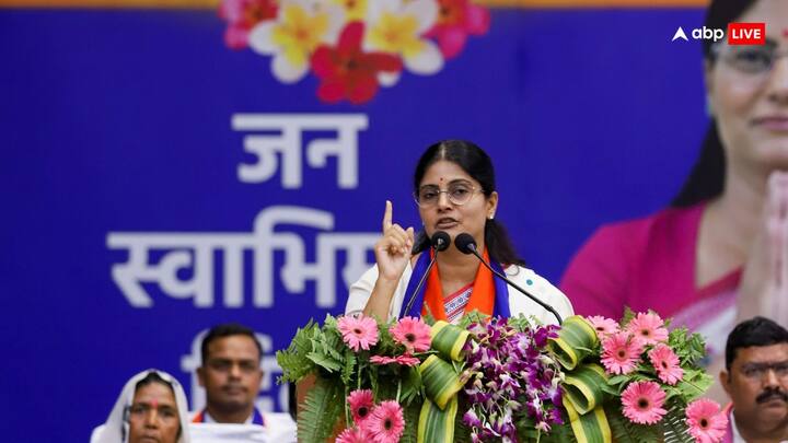 हालांकि, पिछले दिनों अनुप्रिया पटेल की सीएम योगी को लिखी चिट्ठी और सोनेलाल जयंती के मौके पर लखनऊ में भाषण की बेहद चर्चा रही है. सीएम योगी को लिखी चिट्ठी में उन्होंने 69000 शिक्षक भर्ती में आरक्षण को लेकर गड़बड़ी पर सवाल उठाया था.