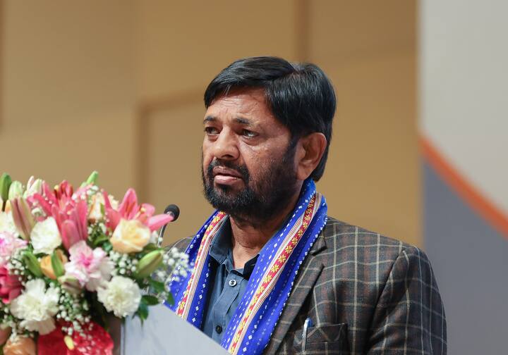 उन्होंने कहा कि निश्चित तौर से यह भी सही है कि भारतीय जनता पार्टी के कार्यकर्ताओं की नहीं सुनी गई. उन्होंने कहा कि कुछ अधिकारी कर्मचारी ऐसे हैं जो भारतीय जनता पार्टी की छवि और योगी आदित्यनाथ की छवि खराब करना चाहते हैं. इस बात को लेकर भी शिकायतें हुई है और इस पर हम चर्चा कर रहे हैं.