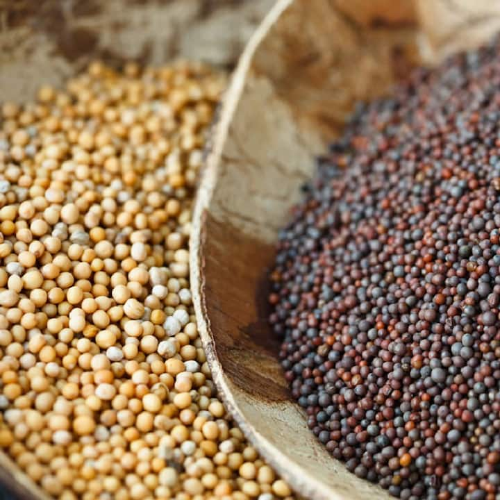 Skin problems are common in changing weather. In such a situation, you can include mustard seeds in your skin care routine, which hydrates the skin.