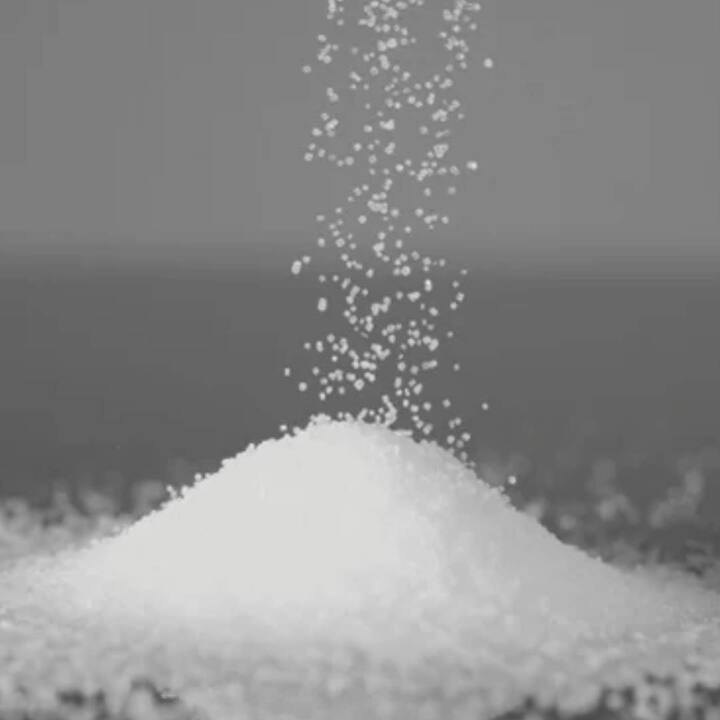 ਤੁਹਾਡੀ ਜਾਣਕਾਰੀ ਲਈ, ਤੁਹਾਨੂੰ ਦੱਸ ਦੇਈਏ ਕਿ ਬਾਜ਼ਾਰ ਵਿੱਚ ਕੁੱਲ 8 ਕਿਸਮਾਂ ਦੇ ਨਮਕ ਉਪਲਬਧ ਹਨ ਜਿਨ੍ਹਾਂ ਵਿੱਚ ਚਿੱਟਾ ਨਮਕ, ਕਾਲਾ ਨਮਕ, ਗੁਲਾਬੀ ਨਮਕ, ਟੇਬਲ ਸਾਲਟ, ਅਲਾਏ ਸਾਲਟ, ਕੋਸ਼ਰ ਸਾਲਟ, ਸਮੋਕਡ ਨਮਕ ਅਤੇ ਪਾਰਸਲੇ ਸਾਲਟ ਸ਼ਾਮਲ ਹਨ। ਪਰ ਜ਼ਿਆਦਾਤਰ ਲੋਕ ਰੋਜ਼ਾਨਾ ਜੀਵਨ ਵਿੱਚ ਟੇਬਲ ਲੂਣ, ਕਾਲਾ ਨਮਕ ਅਤੇ ਗੁਲਾਬੀ ਨਮਕ ਦੇ ਨਾਮ ਹੀ ਸੁਣਦੇ ਹਨ। ਅਜਿਹੇ 'ਚ ਆਓ ਜਾਣਦੇ ਹਾਂ ਕਿ ਕਿਹੜਾ ਨਮਕ ਸਿਹਤ ਦੇ ਨਜ਼ਰੀਏ ਤੋਂ ਸਭ ਤੋਂ ਜ਼ਿਆਦਾ ਫਾਇਦੇਮੰਦ ਹੈ।