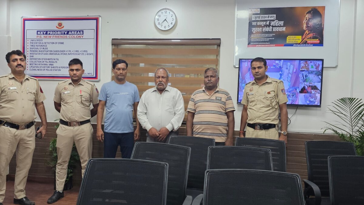 दिल्ली पुलिस ने उगाही के आरोप में तीन फर्जी BSES अफसर को दबोचा, इनके कारनामे जान आप रह जाएंगे दंग