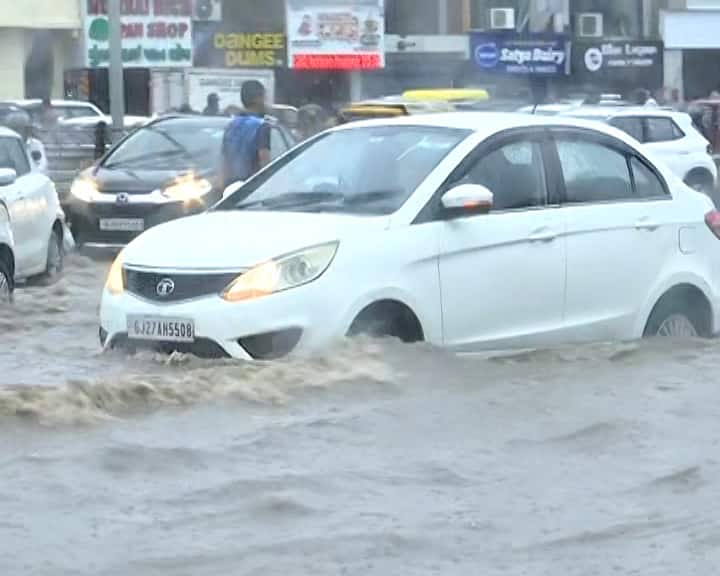 सोमवार को देश में मौजूदा मानसून की स्थिति के बारे में जानकारी देते हुए आईएमडी वैज्ञानिक सोमा सेन ने कहा, ''गुजरात, कोंकण, गोवा, मध्य महाराष्ट्र, तटीय कर्नाटक में आज और कल भारी बारिश होने की संभावना है। जिसके चलते पूरे पश्चिमी तट पर चार दिनों के लिए 'रेड' अलर्ट जारी किया गया है.