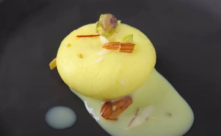செய்முறை : ஒரு பாத்திரத்தில் கொழுப்பு நிறைந்த பாலை ஊற்றி கொதிக்கவிடவும். அதில் இரண்டு பழம் எலுமிச்சை சாறை பிழிந்து விட்டு திரிய விடவும்.