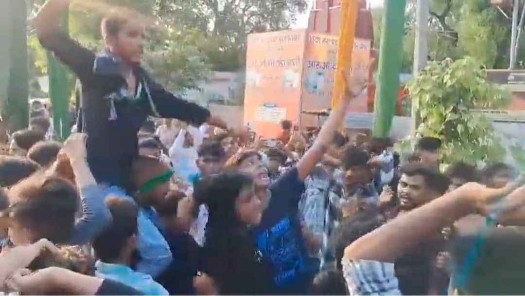 अमेठी में मुहर्रम के जुलूस में लगे विवादित नारे, वीडियो वायरल होने पर मचा बवाल, FIR दर्ज Amethi police register FIR on controversial sloganeering in Muharram procession अमेठी में मुहर्रम के जुलूस में लगे विवादित नारे, वीडियो वायरल होने पर मचा बवाल, FIR दर्ज