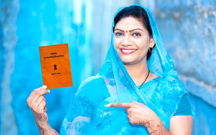 ਗਰੀਬਾਂ ਅਤੇ ਲੋੜਵੰਦਾਂ ਦੀ ਮਦਦ ਕਰਨ ਲਈ ਸਾਰੇ ਸੂਬਿਆਂ ਵੱਲੋਂ ਵਿਸ਼ੇਸ਼ ਯੋਗਤਾ ਮਾਪਦੰਡਾਂ ਦੇ ਆਧਾਰ 'ਤੇ ਰਾਸ਼ਨ ਕਾਰਡ ਜਾਰੀ ਕੀਤੇ ਜਾਂਦੇ ਹਨ। ਹਾਲਾਂਕਿ, ਕੁਝ ਲੋਕ ਕਈ ਗਲਤੀਆਂ ਕਰ ਜਾਂਦੇ ਹਨ ਜਿਸ ਕਾਰਨ ਉਨ੍ਹਾਂ ਦੇ ਰਾਸ਼ਨ ਕਾਰਡ ਰੱਦ ਹੋ ਜਾਂਦੇ ਹਨ। ਆਖਿਰ ਇਹ ਰਾਸ਼ਨ ਕਾਰਡ ਕਿਉਂ ਰੱਦ ਕੀਤੇ ਜਾਂਦੇ ਹਨ? ਅਸੀਂ ਤੁਹਾਨੂੰ ਇਸ ਬਾਰੇ ਦੱਸਣ ਜਾ ਰਹੇ ਹਾਂ।