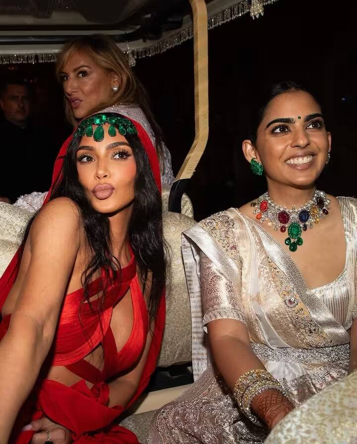 Kim Kardashian Photos: કિમ કાર્દાશિયન પણ પોતાની બહેન સાથે અનંત અને રાધિકાના લગ્નમાં હાજરી આપી હતી. આ સમય દરમિયાન કિમ બોલિવૂડની સુંદરીઓ પર ભારે પડી હતી. હવે તેણે પોતાના ઈન્સ્ટા પર પોતાની તસવીરો શેર કરીને ભારત પ્રત્યેનો પ્રેમ વ્યક્ત કર્યો છે.