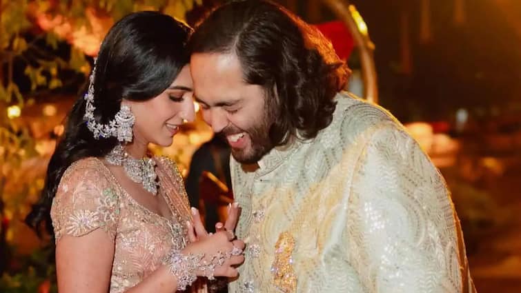 Anant ambani radhika merchant wedding cost mukesh ambani spent nearly 5000 crore rupees Ambani Wedding: కొడుకు పెళ్లి కోసం అంబానీ ఎంత ఖర్చు చేశారో తెలిస్తే కచ్చితంగా షాక్ అవుతారు