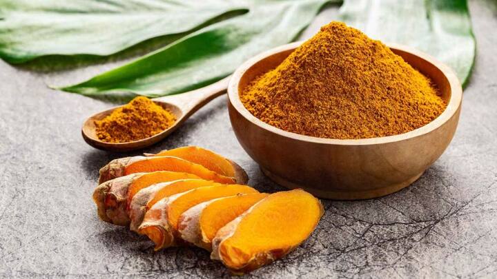 Prevention of heart diseases- Turmeric reduces the risk of heart disease. Curcumin makes the lining of blood vessels healthy, which controls blood pressure and also improves blood flow. In addition, turmeric consumption reduces inflammation and reduces oxidative damage, which helps prevent cardiovascular problems.