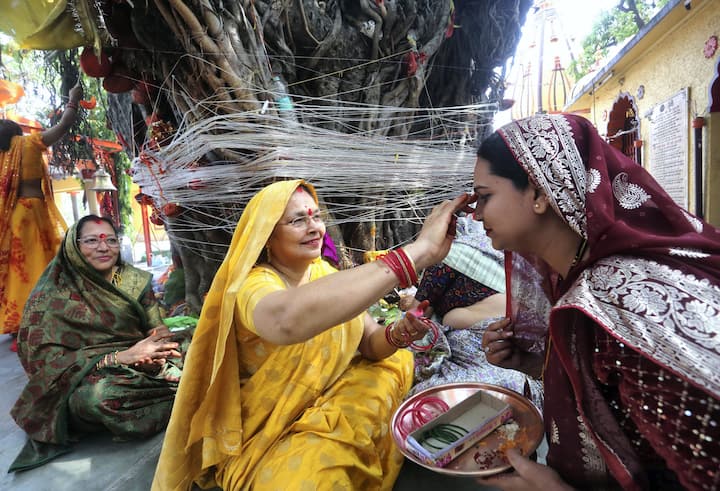 प्यू रिसर्च के डाटा के अनुसार पाकिस्तान समेत दुनिया के कई देश ऐसे हैं जहां हिंदू आबादी में तेजी के साथ गिरावट आने वाले वक्त में देखी जा सकती है.