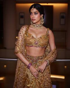Janhvi Kapoor: जान्हवी कपूरचा ड्रेस पाहून चाहत्यांना झाली उर्फी जावेदची आठवण; पाहा फोटो!